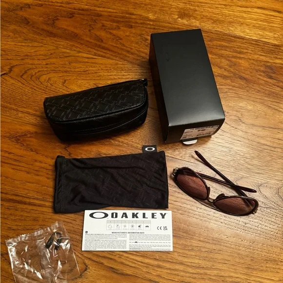 Oakley Women’s Split Time Sunglasses. - Picture 3 of 5